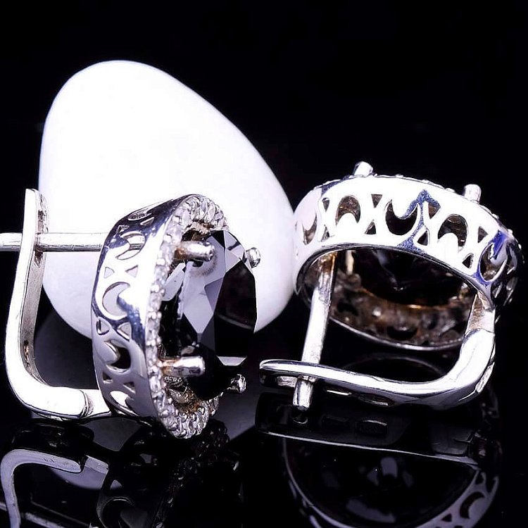 Срібні сережки з фіанітами 12475 від ювелірного магазину Онікс - 1