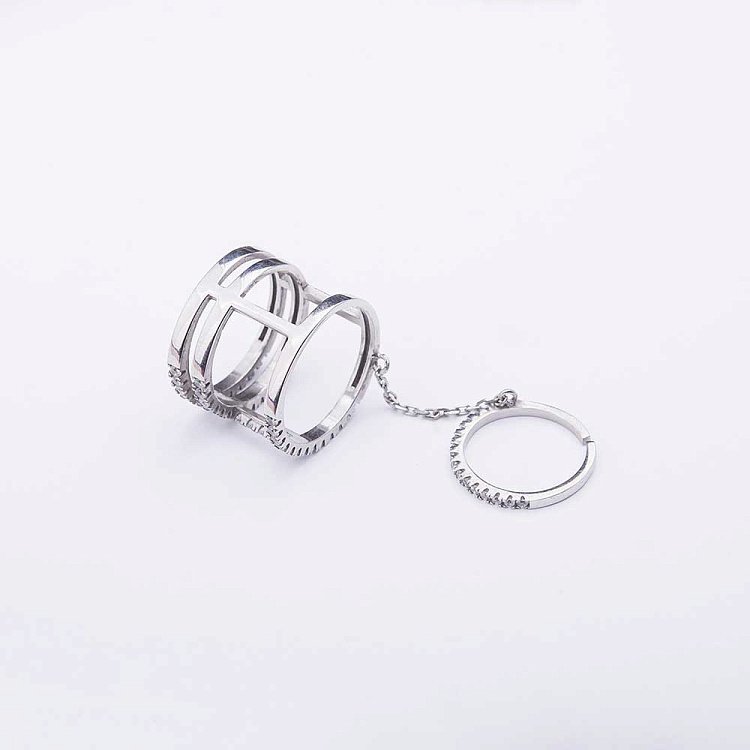 Серебряное кольцо с фианитами 10109 - 1 Серебряное кольцо с фианитами 10109 от ювелирного магазина Оникс - 1