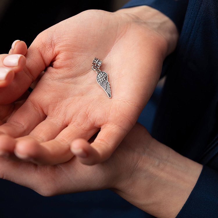 Срібний шарм "Крильце" 132149 від ювелірного магазину Онікс - 1