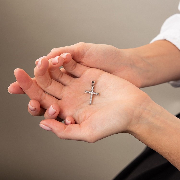 Серебряный крестик с фианитами 132018 от ювелирного магазина Оникс - 1