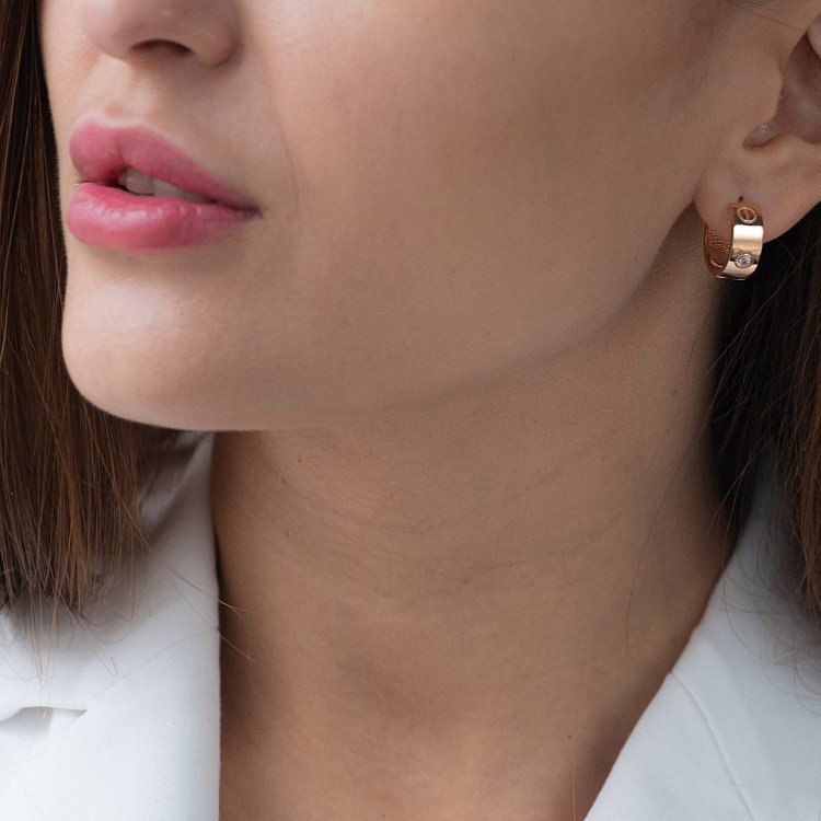 Серьги - кольца "Love" в красном золоте (фианиты) с07215 от ювелирного магазина Оникс - 1