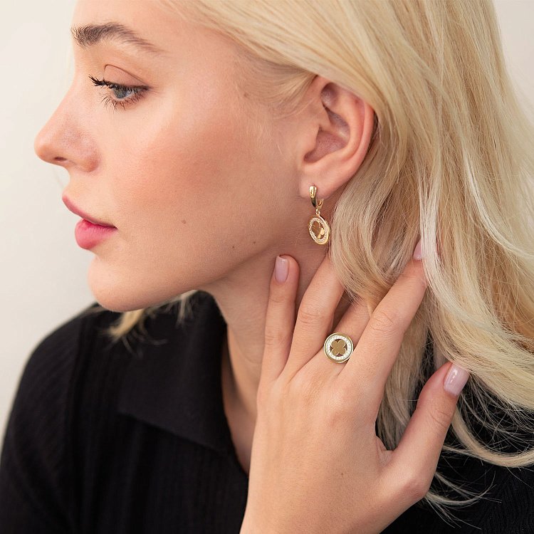 Каблучка "Конюшина" в жовтому золоті (білі фіаніти) к06937 від ювелірного магазину Онікс - 1