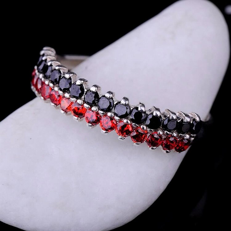 Серебряное кольцо с фианитами 111572 от ювелирного магазина Оникс