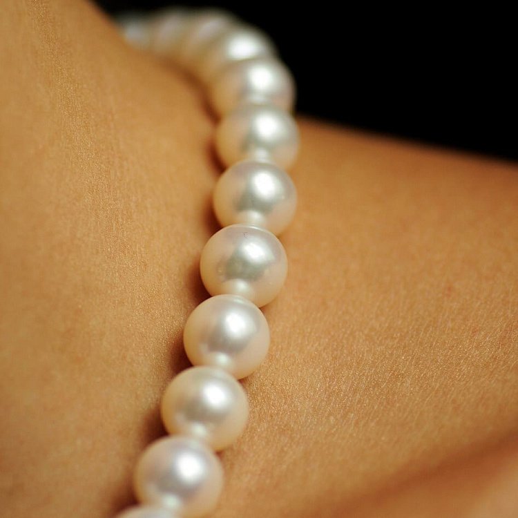 Колье из жемчуга со вставкой из белого,красного и желтого золота бус6531 от ювелирного магазина Оникс - 3