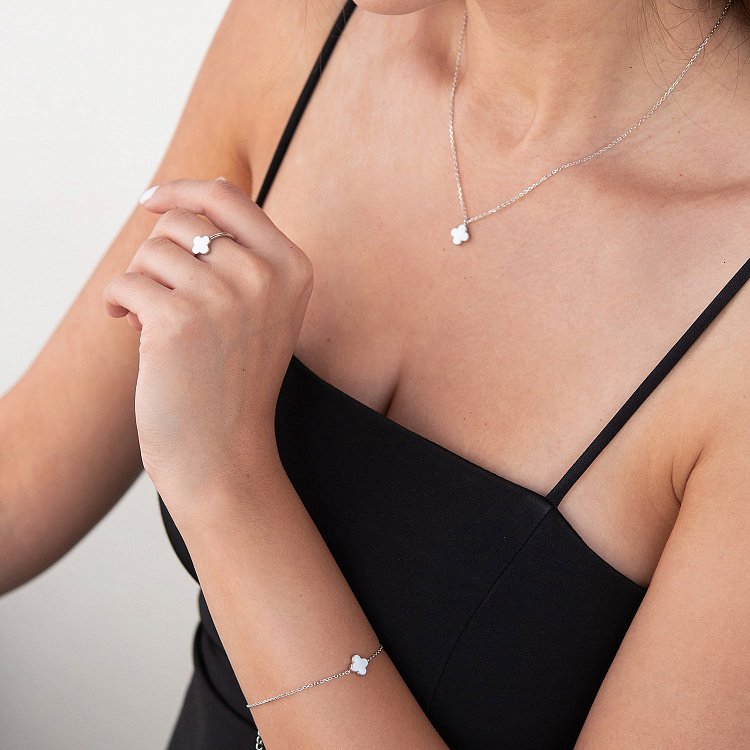 Серебряное кольцо "Клевер" (белая эмаль) 112622 от ювелирного магазина Оникс - 2