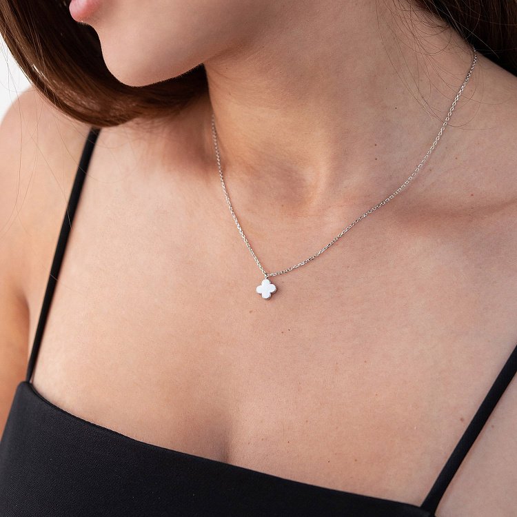 Срібне кольє "Конюшина" (біла емаль) 181161 від ювелірного магазину Онікс - 1