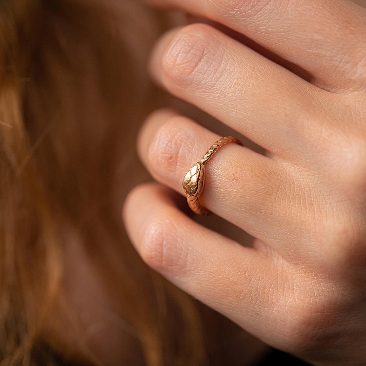 Золотое кольцо "Змей Уроборос" к07037 от ювелирного магазина Оникс - 2