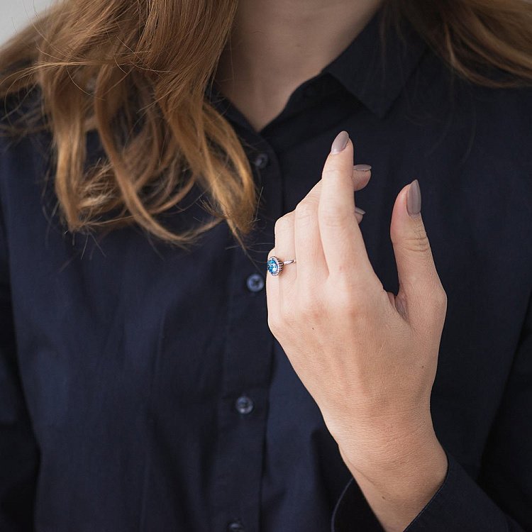 Золота каблучка з топазом swiss і фіанітами 14032138 від ювелірного магазину Онікс - 6