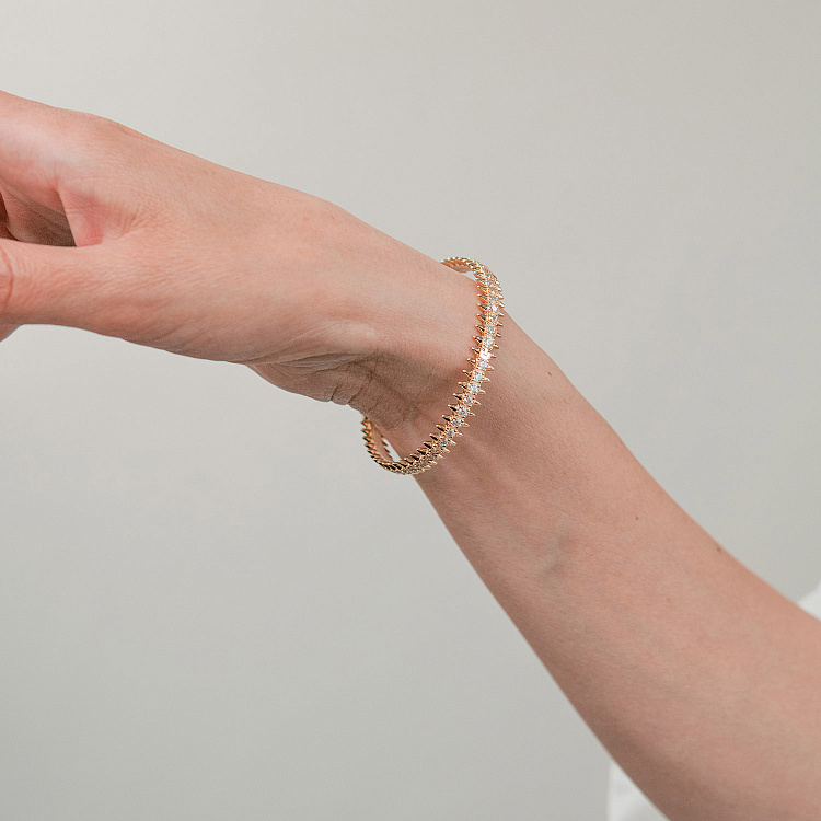 Жесткий браслет Teresa" в желтом золоте (фианиты) б05717 от ювелирного магазина Оникс - 1