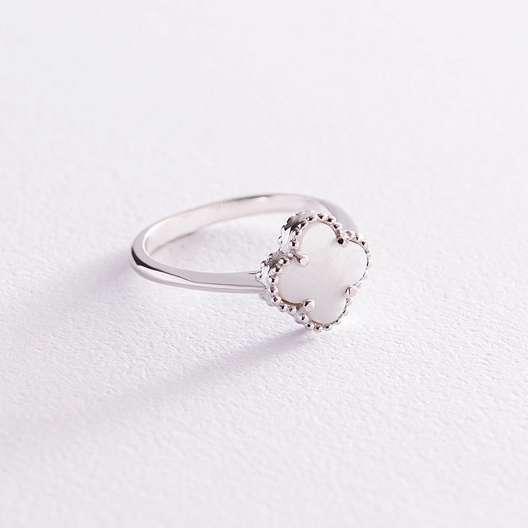 Срібна каблучка "Конюшина" з перламутром 112249 від ювелірного магазину Онікс