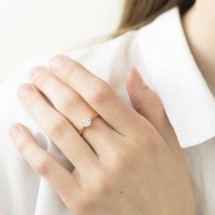 Золотое помолвочное кольцо с фианитом к05908 от ювелирного магазина Оникс - 1