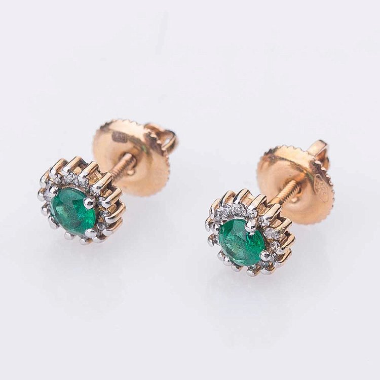 Золотые серьги-пусеты с бриллиантами и изумрудами 5827 от ювелирного магазина Оникс