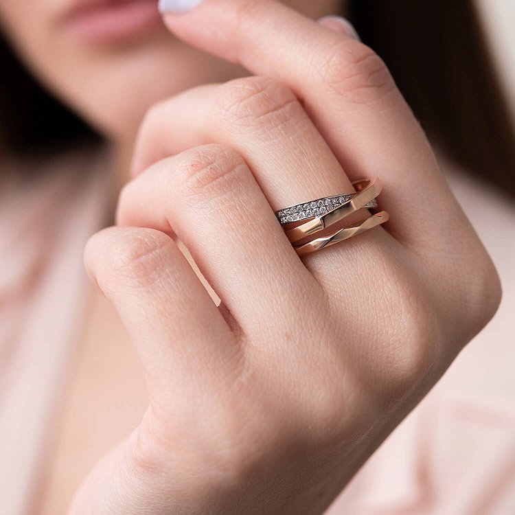 Золота каблучка з фіанітами к05468 від ювелірного магазину Онікс - 1