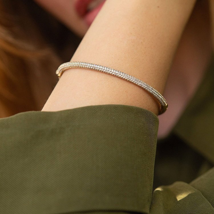 Жорсткий браслет у жовтому золоті (фіаніти) б02516 від ювелірного магазину Онікс - 1