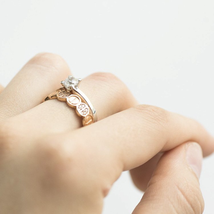 Золотое кольцо с фианитами к05564 от ювелирного магазина Оникс - 4