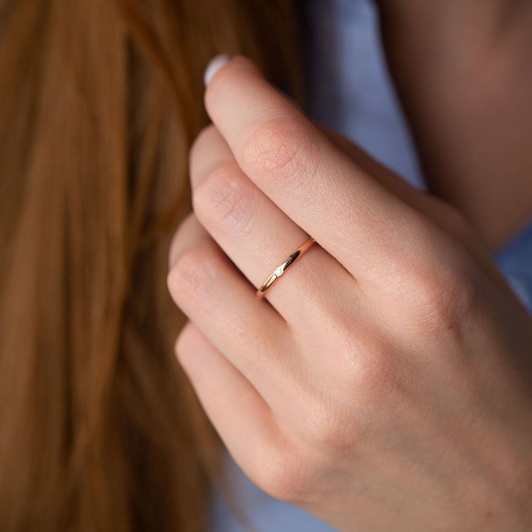 Золотое кольцо с фианитами в стиле минимализм к06557 от ювелирного магазина Оникс - 1