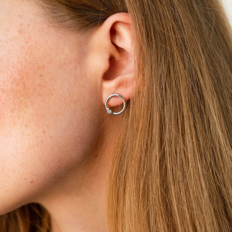 Серьги - пусеты "Удача" в белом золоте (фианиты) с06915 от ювелирного магазина Оникс - 1