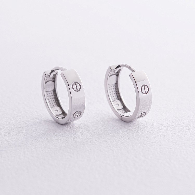 Серьги - кольца "Love" в белом золоте с07679 от ювелирного магазина Оникс