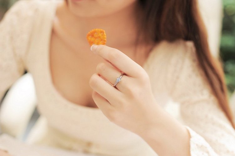 Золотое помолвочное кольцо с бриллиантом zberd907 от ювелирного магазина Оникс - 8