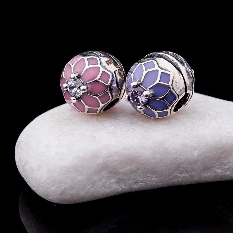 Срібний шарм "Квіточка" з емаллю 132306р від ювелірного магазину Онікс - 2