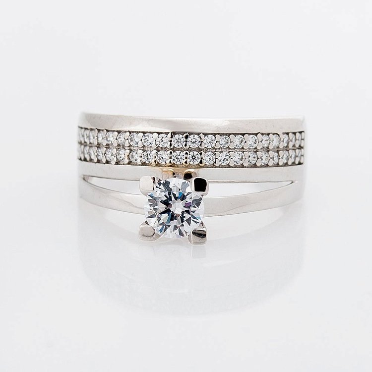 Золотое кольцо с фианитами к04890 - 1 Золотое кольцо с фианитами к04890 от ювелирного магазина Оникс - 1