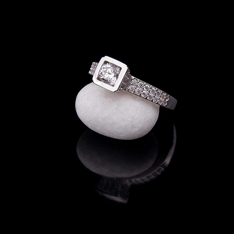 Золотое помолвочное кольцо с фианитами к04550 от ювелирного магазина Оникс