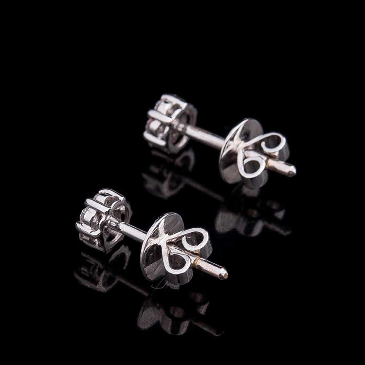 Золотые серьги-гвоздики с бриллиантами с140 от ювелирного магазина Оникс - 1