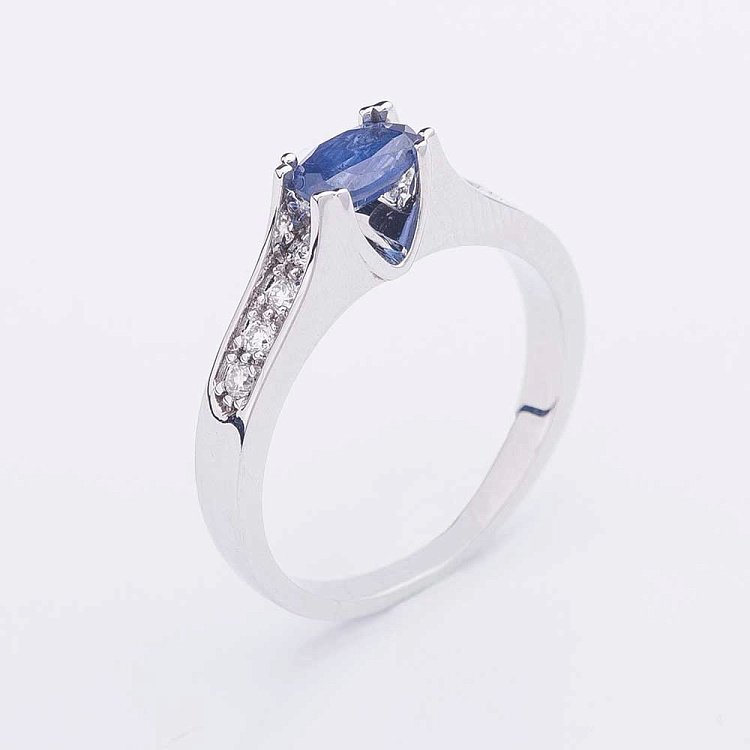 Золотое кольцо с синим сапфиром и бриллиантами JR7995 от ювелирного магазина Оникс