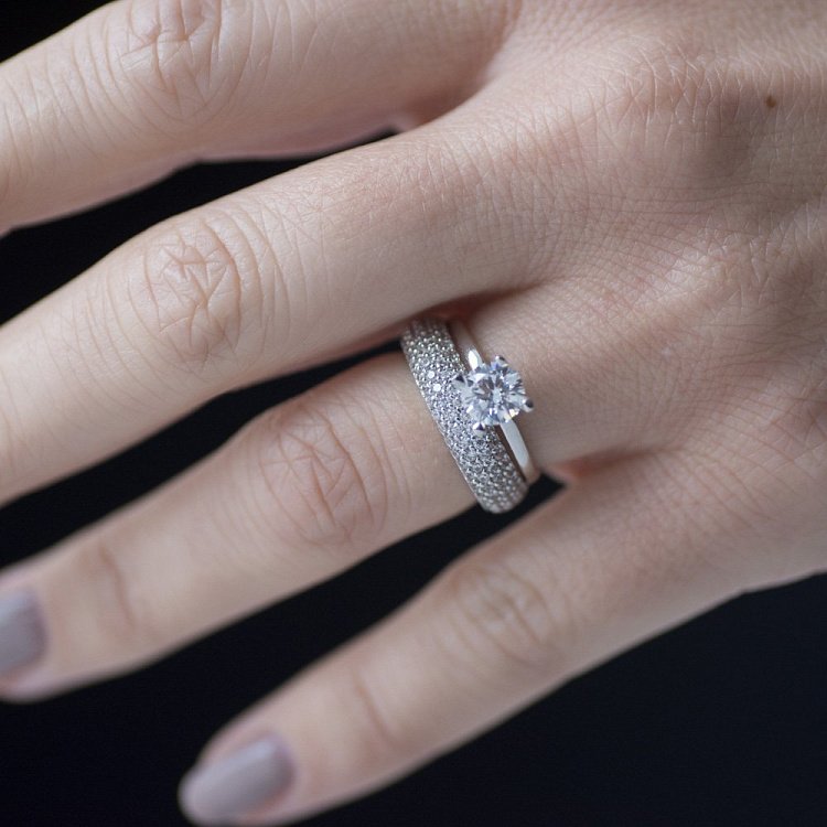 Кольцо из белого золота с фианитами к05375 от ювелирного магазина Оникс - 4