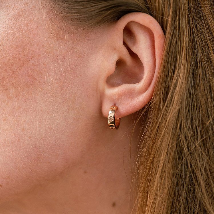 Золоті сережки - пусети "Love" с07441 від ювелірного магазину Онікс - 1