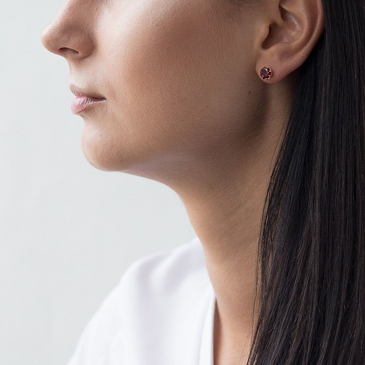 Золоті сережки-пусети з піропом с06307 від ювелірного магазину Онікс - 3