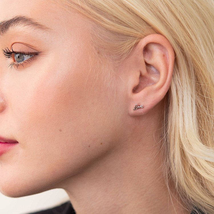 Серебряные серьги - пусеты "Love" с эмалью 123137 от ювелирного магазина Оникс - 1