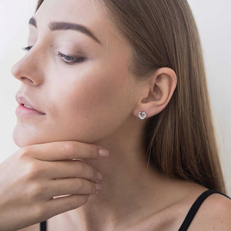 Серебряные серьги-гвоздики "Сердца" с фианитами 121742 от ювелирного магазина Оникс - 1