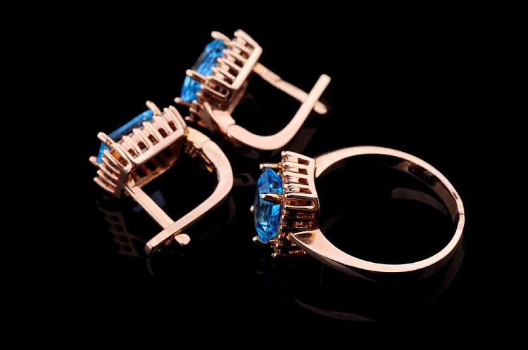 Золоті сережки з блакитним топазом і фіанітами с01685 від ювелірного магазину Онікс - 2
