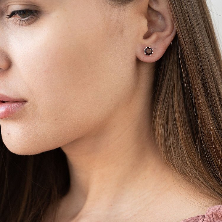 Срібні сережки - пусети (синт. піроп) 122822 від ювелірного магазину Онікс - 1