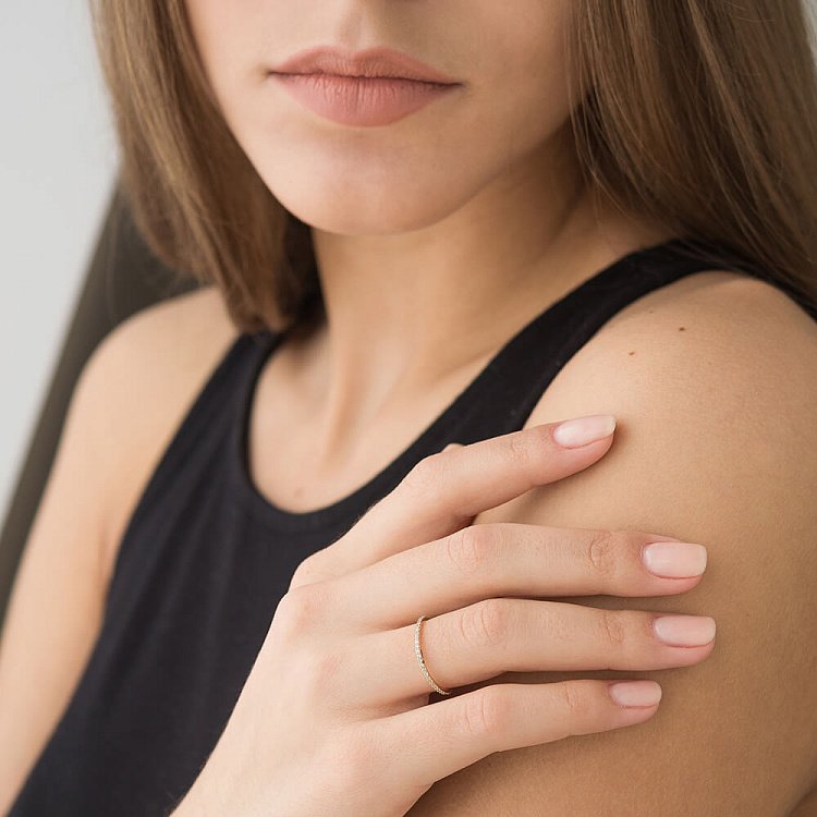 Золота каблучка з фіанітами к04257 від ювелірного магазину Онікс - 1