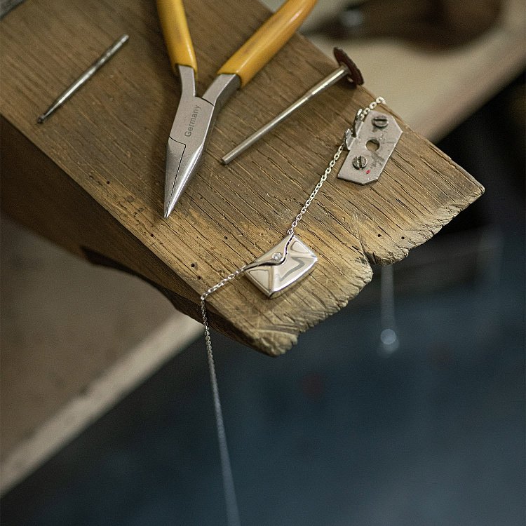 Серебряное колье "Конверт с секретом" (возможна гравировка) 181215 от ювелирного магазина Оникс - 13