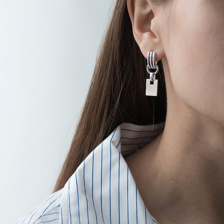 Золотые серьги на английской застежке с06613 от ювелирного магазина Оникс