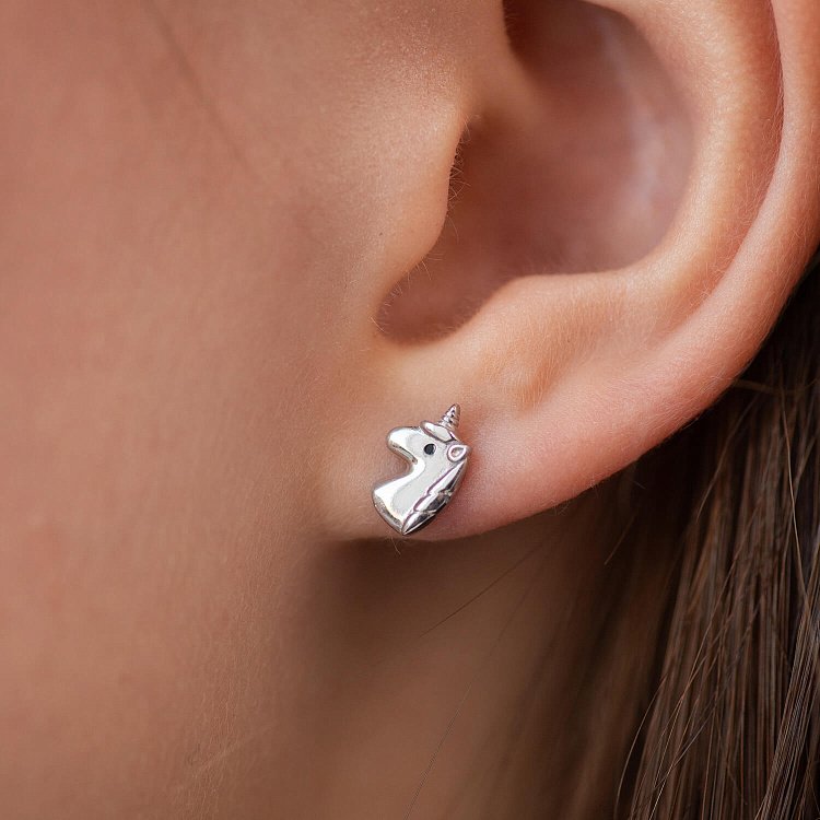 Детские серьги - пусеты "Единорог" в серебре (эмаль) 1369 от ювелирного магазина Оникс - 1