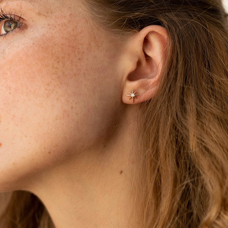 Золотые серьги - пусеты "Звезды метеориты" с фианитами с07854 от ювелирного магазина Оникс - 1