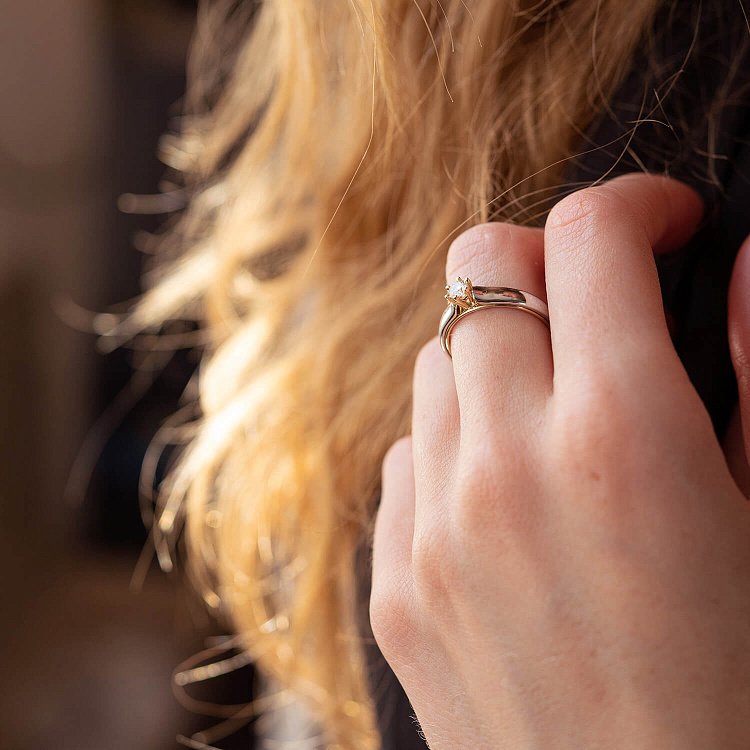 Помолвочное золотое кольцо с бриллиантом кб0408 - 4 Помолвочное золотое кольцо с бриллиантом кб0408 от ювелирного магазина Оникс - 4