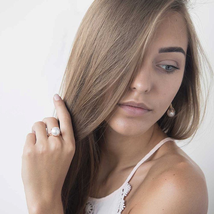 Золотое кольцо с искусственным жемчугом и фианитами к03403 от ювелирного магазина Оникс - 3