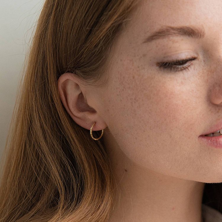 Сережки - кільця в жовтому золоті (1.5 см) с07308 від ювелірного магазину Онікс - 1