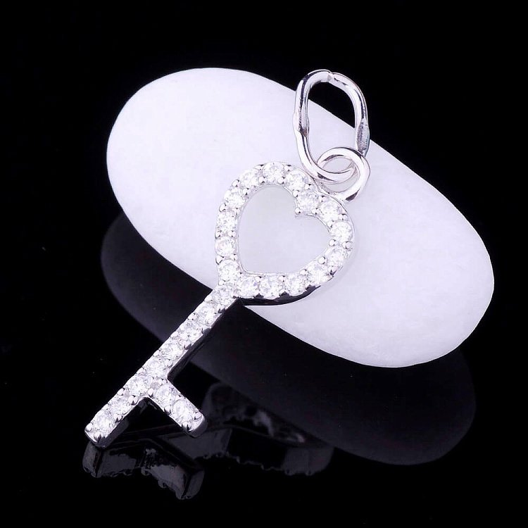 Підвіска "Ключик до серця" з фіанітами (родій) 131976 від ювелірного магазину Онікс - 1