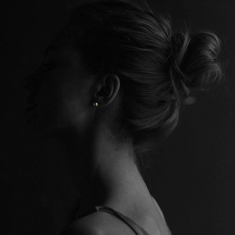 Сережки - пусети "Кульки" у жовтому золоті (0.8 см) с08056 від ювелірного магазину Онікс - 1