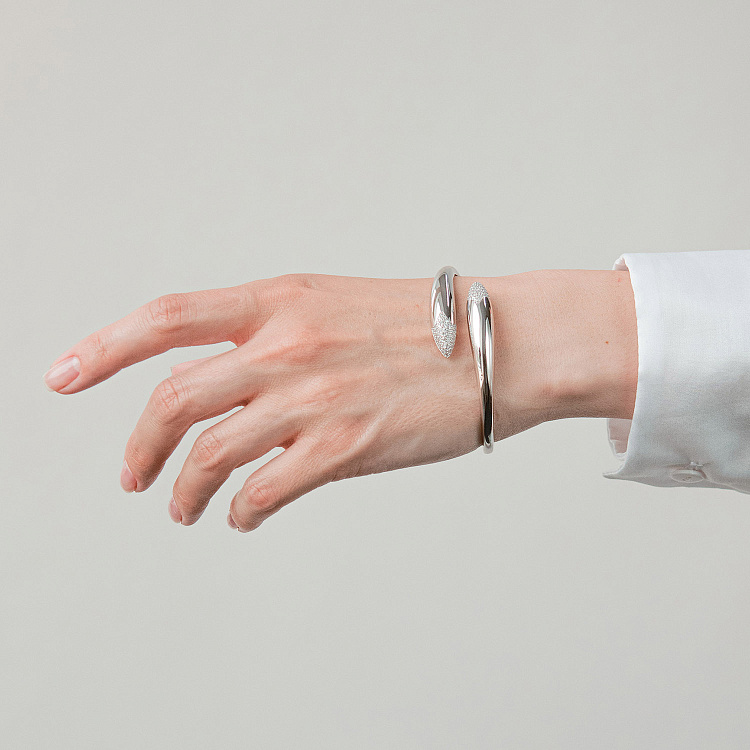 Жесткий браслет "Rosemarie" в белом золоте (фианиты) б05605 от ювелирного магазина Оникс - 1