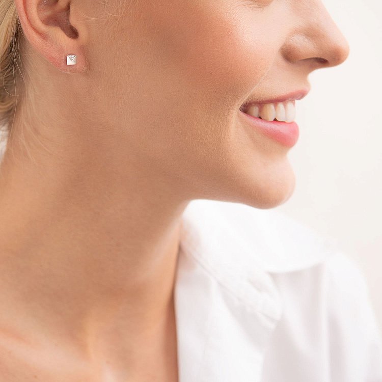 Сережки - пусети "Квадратики" в білому золоті с07336 від ювелірного магазину Онікс - 1