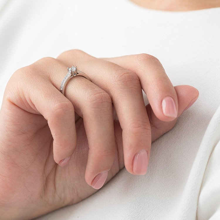 Срібна каблучка з фіанітами 112308 від ювелірного магазину Онікс - 1