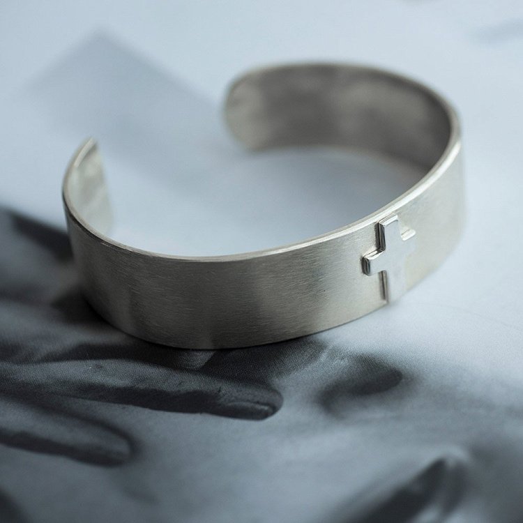 Жорсткий браслет ручної роботи зі срібла з хрестом denb1 від ювелірного магазину Онікс - 2