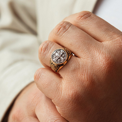 Золотая мужская печатка (чернение) к08443 №4